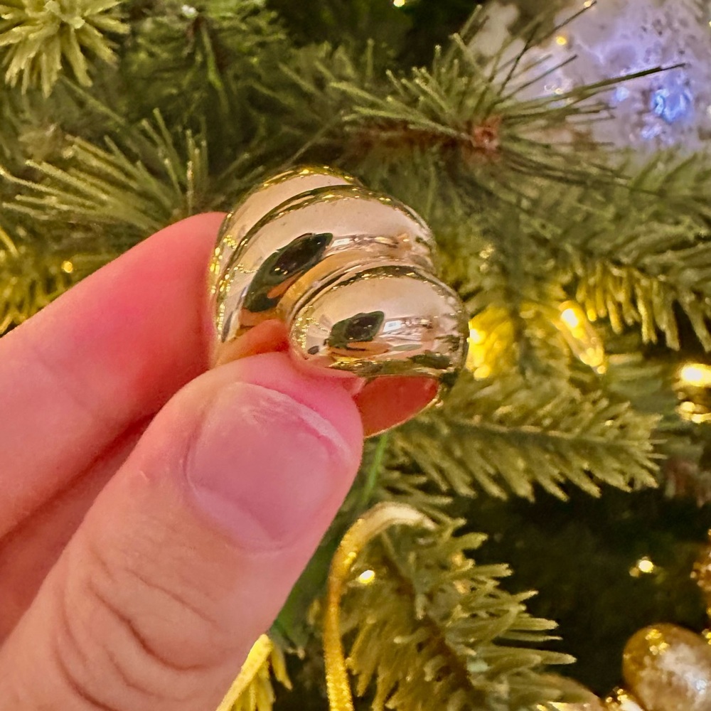 SOLD! 17.6 Grams Solid 14k Gold Swirl Cocktail Ring - Picture 5 of 16